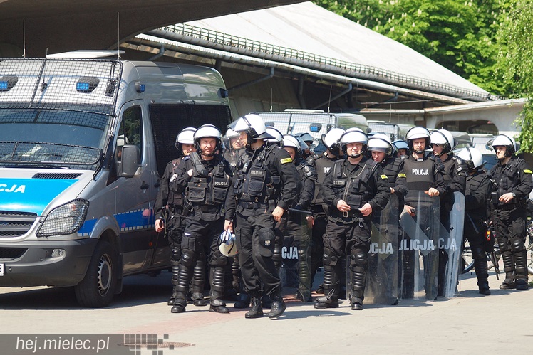 Policjanci z oddziałów prewencji ćwiczyli na Stadionie Miejskim w Mielcu