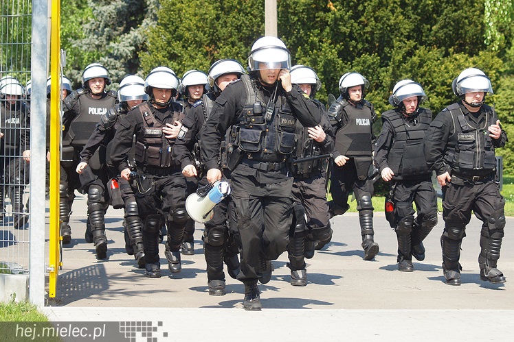 Policjanci z oddziałów prewencji ćwiczyli na Stadionie Miejskim w Mielcu