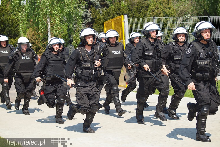 Policjanci z oddziałów prewencji ćwiczyli na Stadionie Miejskim w Mielcu