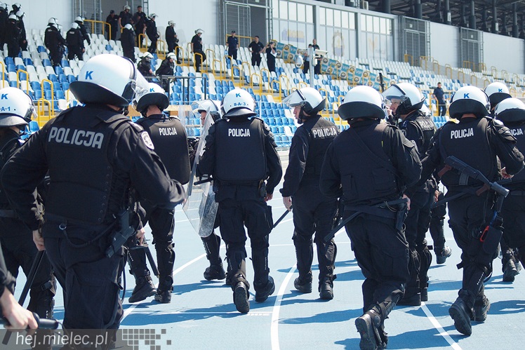 Policjanci z oddziałów prewencji ćwiczyli na Stadionie Miejskim w Mielcu