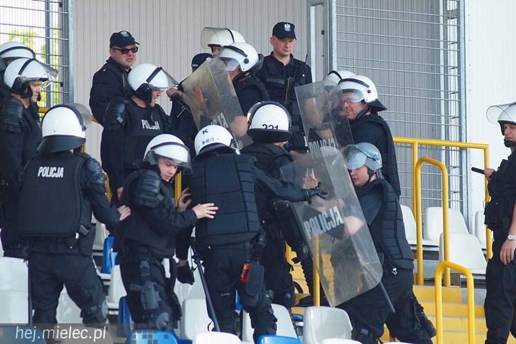Policjanci z oddziałów prewencji ćwiczyli na Stadionie Miejskim w Mielcu