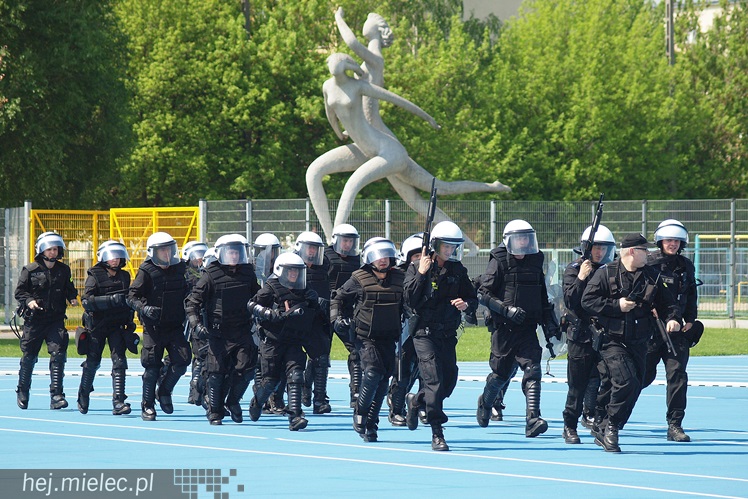 Policjanci z oddziałów prewencji ćwiczyli na Stadionie Miejskim w Mielcu