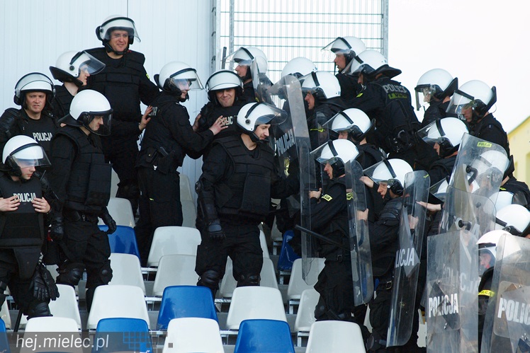 Policjanci z oddziałów prewencji ćwiczyli na Stadionie Miejskim w Mielcu