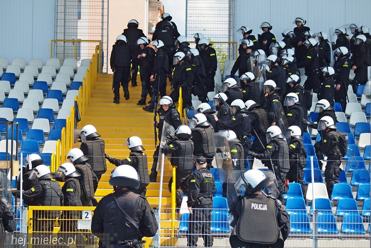 Policjanci z oddziałów prewencji ćwiczyli na Stadionie Miejskim w Mielcu