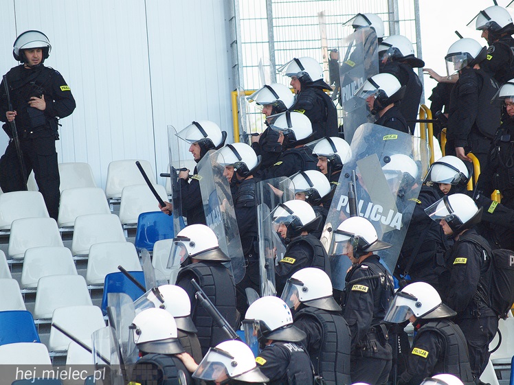 Policjanci z oddziałów prewencji ćwiczyli na Stadionie Miejskim w Mielcu