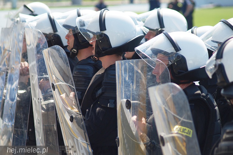 Policjanci z oddziałów prewencji ćwiczyli na Stadionie Miejskim w Mielcu