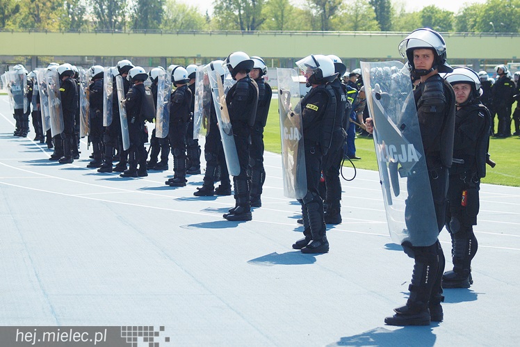 Policjanci z oddziałów prewencji ćwiczyli na Stadionie Miejskim w Mielcu
