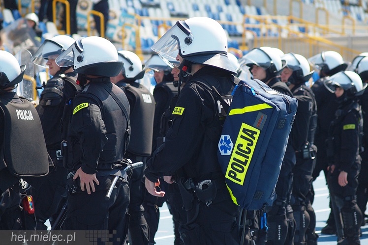 Policjanci z oddziałów prewencji ćwiczyli na Stadionie Miejskim w Mielcu