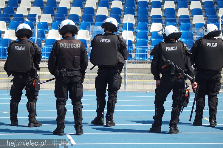 Policjanci z oddziałów prewencji ćwiczyli na Stadionie Miejskim w Mielcu