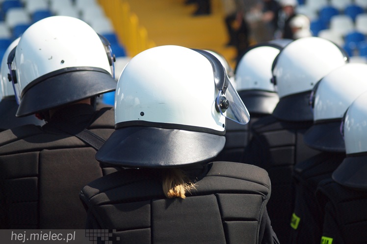 Policjanci z oddziałów prewencji ćwiczyli na Stadionie Miejskim w Mielcu