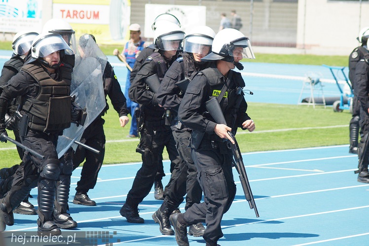 Policjanci z oddziałów prewencji ćwiczyli na Stadionie Miejskim w Mielcu