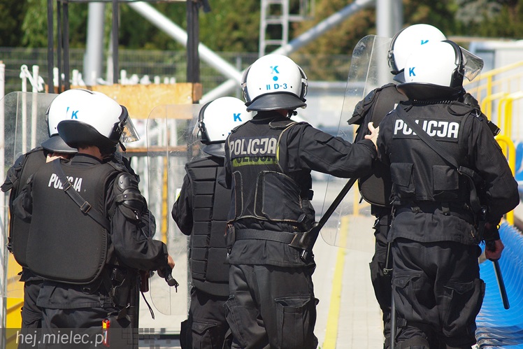 Policjanci z oddziałów prewencji ćwiczyli na Stadionie Miejskim w Mielcu