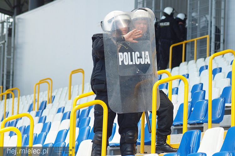 Policjanci z oddziałów prewencji ćwiczyli na Stadionie Miejskim w Mielcu