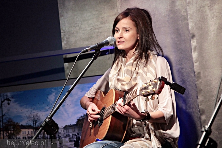 Wariacje łóżkowe i gitarowe w Jadernówce - koncert Dominiki Żukowskiej i Andrzeja Koryckiego
