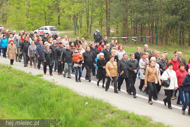 Dwieście osób pielgrzymowało do kapliczki cudami słynącej