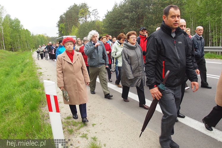 Dwieście osób pielgrzymowało do kapliczki cudami słynącej