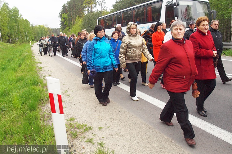 Dwieście osób pielgrzymowało do kapliczki cudami słynącej