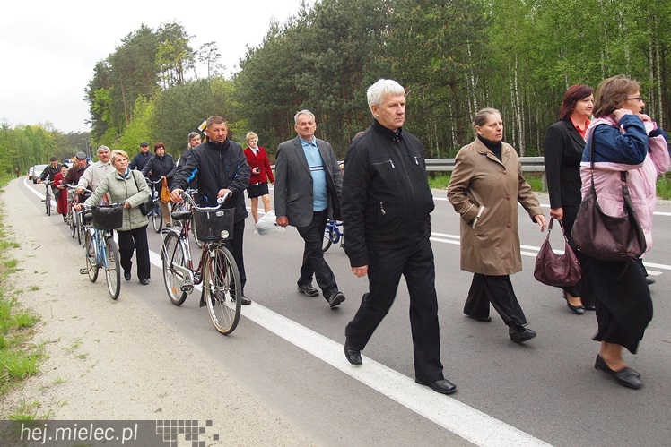 Dwieście osób pielgrzymowało do kapliczki cudami słynącej