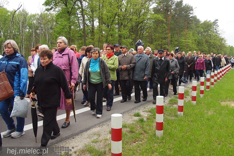 Dwieście osób pielgrzymowało do kapliczki cudami słynącej