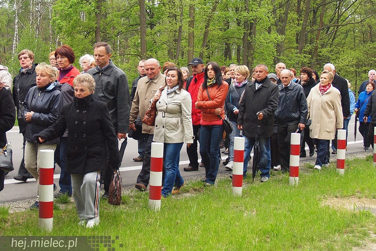 Dwieście osób pielgrzymowało do kapliczki cudami słynącej