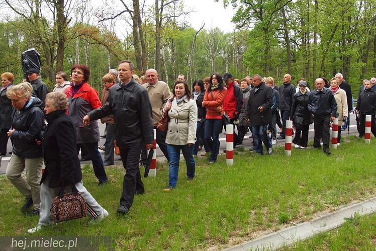 Dwieście osób pielgrzymowało do kapliczki cudami słynącej