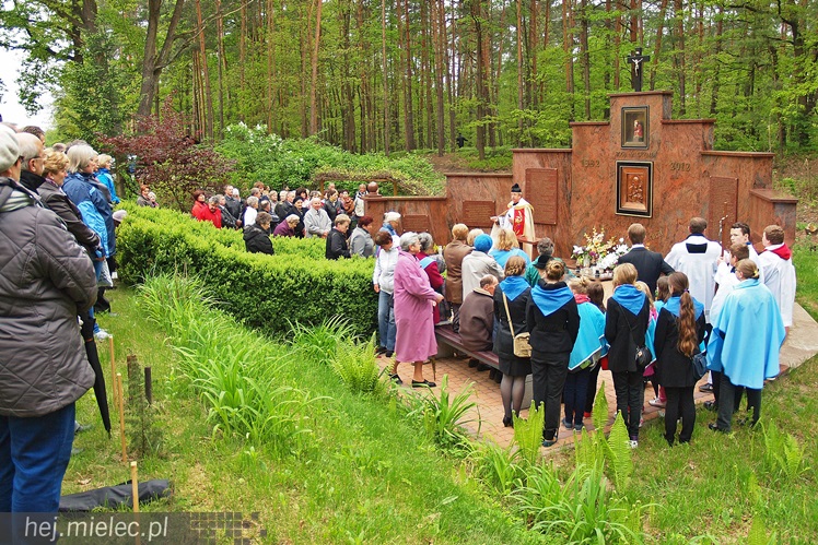 Dwieście osób pielgrzymowało do kapliczki cudami słynącej
