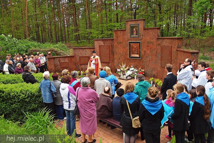 Dwieście osób pielgrzymowało do kapliczki cudami słynącej