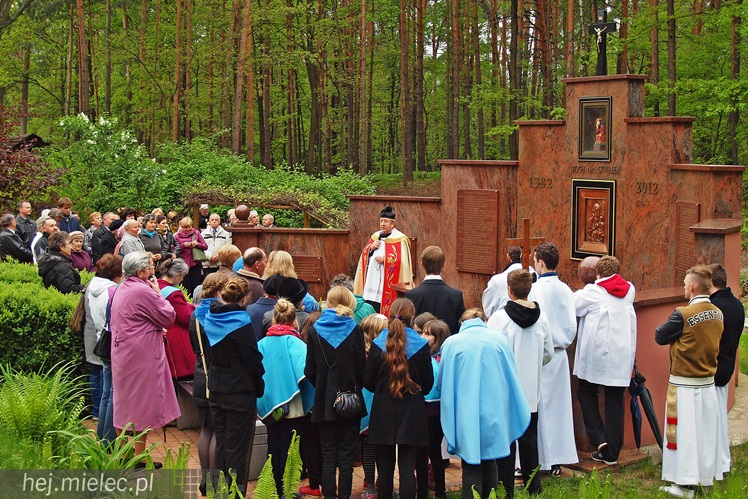 Dwieście osób pielgrzymowało do kapliczki cudami słynącej