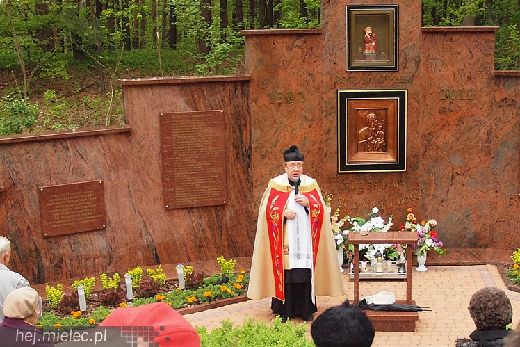 Dwieście osób pielgrzymowało do kapliczki cudami słynącej