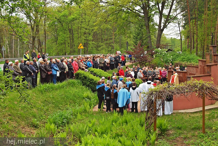 Dwieście osób pielgrzymowało do kapliczki cudami słynącej