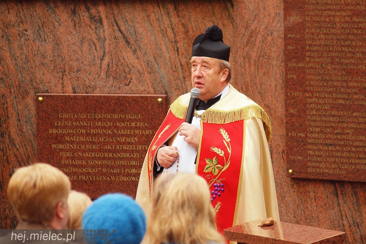 Dwieście osób pielgrzymowało do kapliczki cudami słynącej