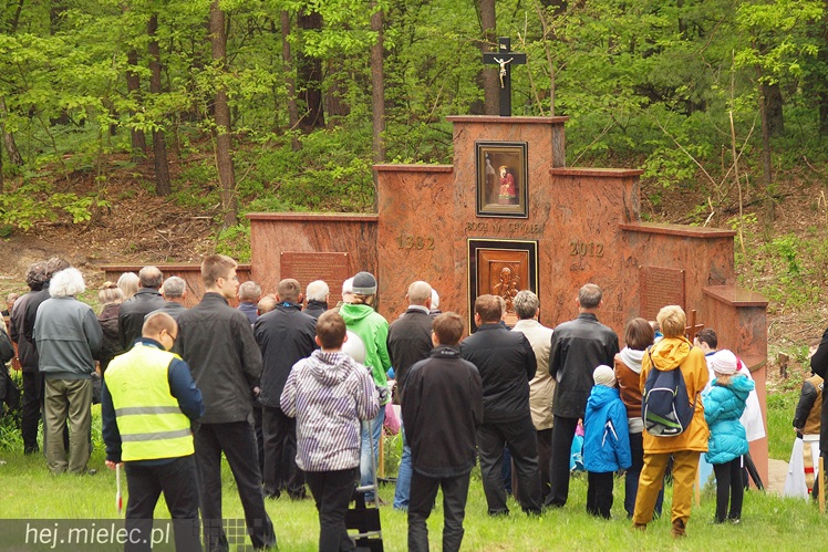 Dwieście osób pielgrzymowało do kapliczki cudami słynącej