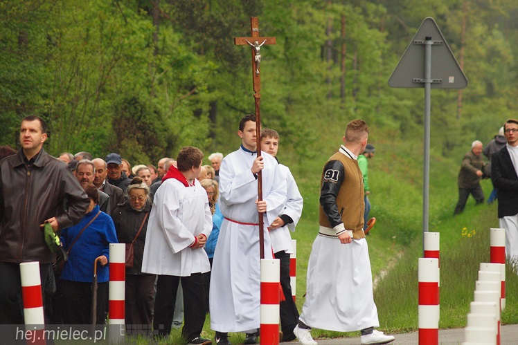 Dwieście osób pielgrzymowało do kapliczki cudami słynącej