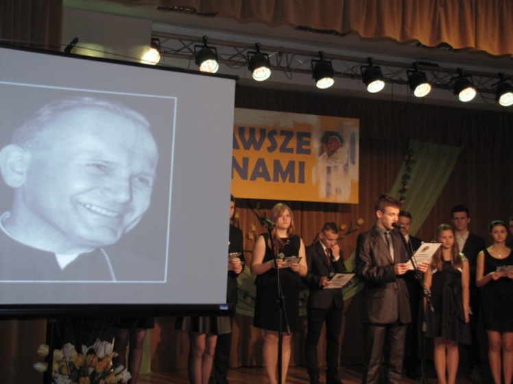 Wspomnienia poetycko-muzyczne z okazji kanonizacji Jana Pawła II pt. ?Zawsze z nami?