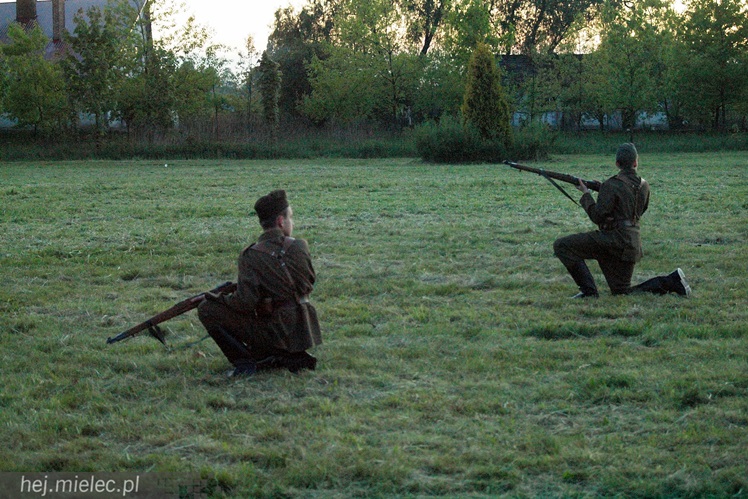 Przyszli zobaczyć jak ich dziadkowie walczyli z okupantem. Historyczny piknik w Podborzu