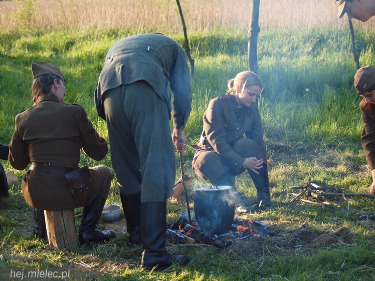 Przyszli zobaczyć jak ich dziadkowie walczyli z okupantem. Historyczny piknik w Podborzu