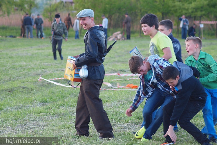 Przyszli zobaczyć jak ich dziadkowie walczyli z okupantem. Historyczny piknik w Podborzu