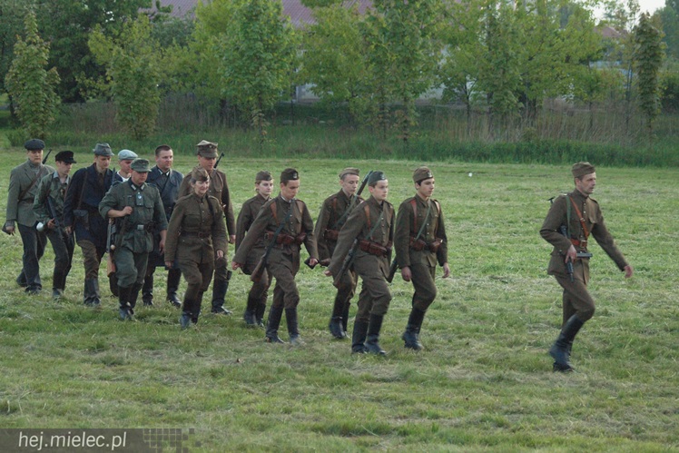 Przyszli zobaczyć jak ich dziadkowie walczyli z okupantem. Historyczny piknik w Podborzu