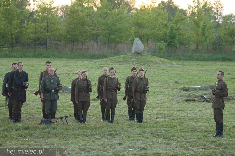 Przyszli zobaczyć jak ich dziadkowie walczyli z okupantem. Historyczny piknik w Podborzu