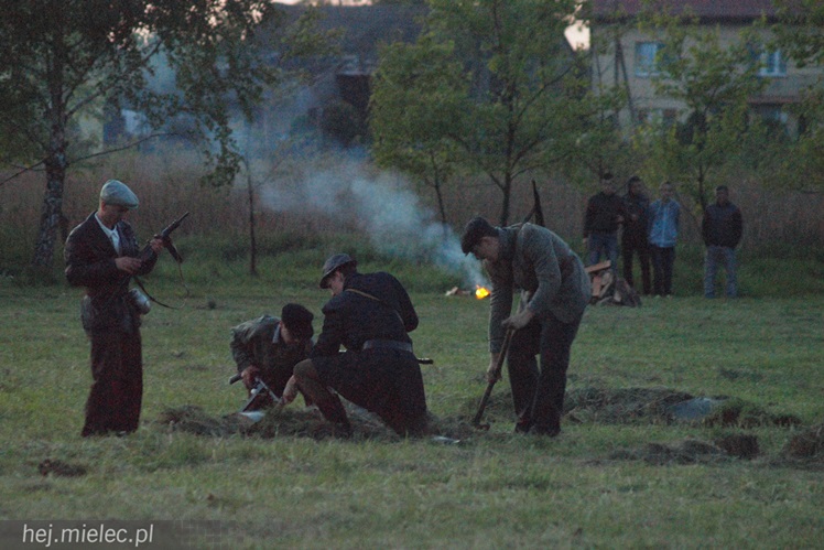 Przyszli zobaczyć jak ich dziadkowie walczyli z okupantem. Historyczny piknik w Podborzu