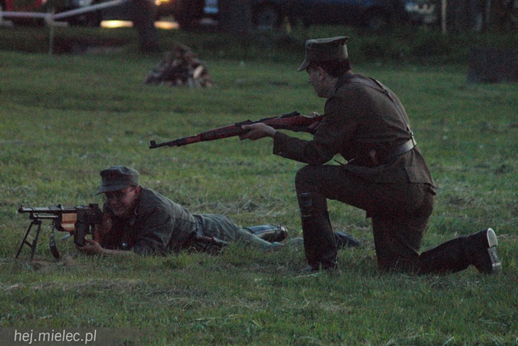 Przyszli zobaczyć jak ich dziadkowie walczyli z okupantem. Historyczny piknik w Podborzu