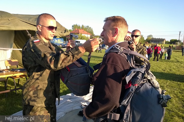 Przyszli zobaczyć jak ich dziadkowie walczyli z okupantem. Historyczny piknik w Podborzu