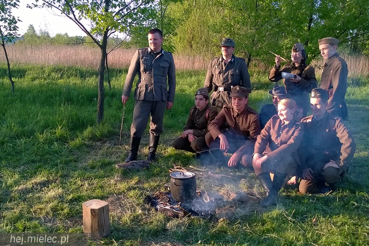 Przyszli zobaczyć jak ich dziadkowie walczyli z okupantem. Historyczny piknik w Podborzu