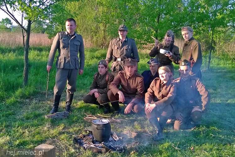 Przyszli zobaczyć jak ich dziadkowie walczyli z okupantem. Historyczny piknik w Podborzu