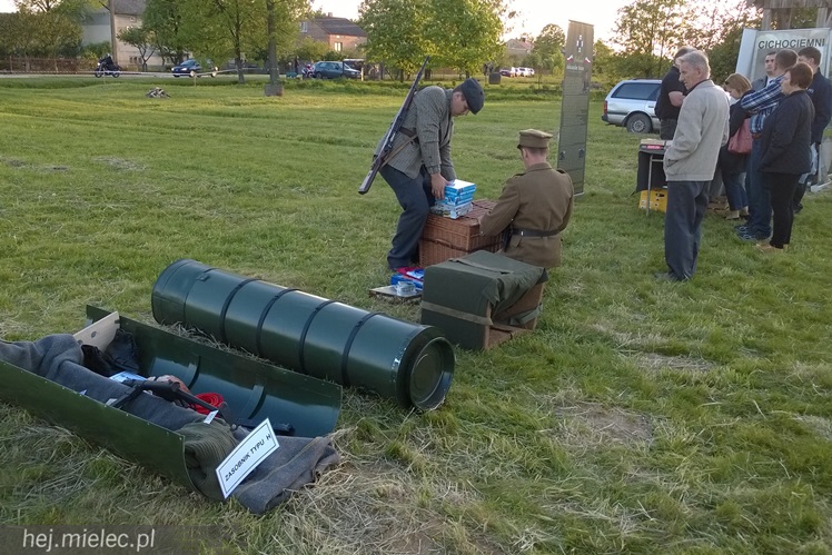 Przyszli zobaczyć jak ich dziadkowie walczyli z okupantem. Historyczny piknik w Podborzu