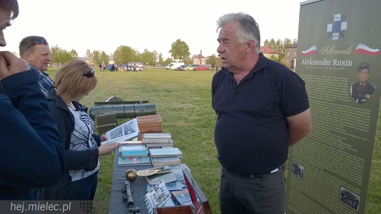 Przyszli zobaczyć jak ich dziadkowie walczyli z okupantem. Historyczny piknik w Podborzu