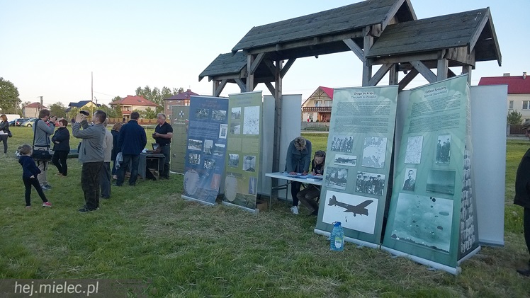 Przyszli zobaczyć jak ich dziadkowie walczyli z okupantem. Historyczny piknik w Podborzu