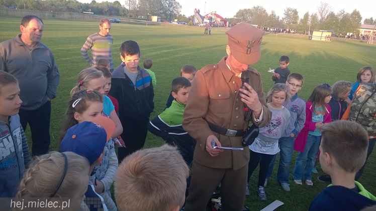 Przyszli zobaczyć jak ich dziadkowie walczyli z okupantem. Historyczny piknik w Podborzu