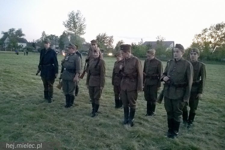 Przyszli zobaczyć jak ich dziadkowie walczyli z okupantem. Historyczny piknik w Podborzu