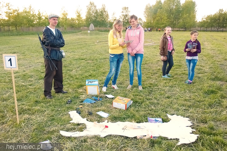 Przyszli zobaczyć jak ich dziadkowie walczyli z okupantem. Historyczny piknik w Podborzu
